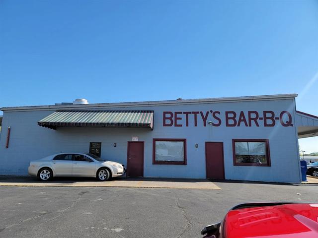 Front entrance of Betty's Bar-B-Q on a sunny day